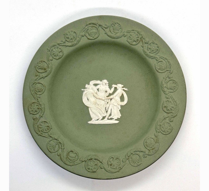 Raro Vintage Wedgwood Jasperware verde clásico damas bailando plato pequeño baratija plato en relieve imagen 1