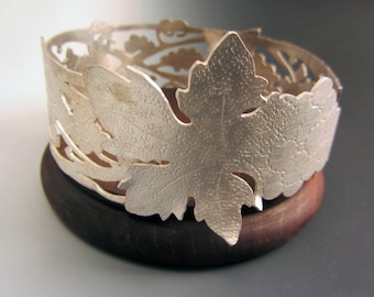 OOAK Sterling Silver Wine Coaster Uvas y vid sobre base de madera