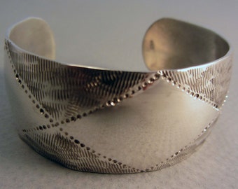 Plata pulsera Synclastic las mujeres medio pequeñas de textura