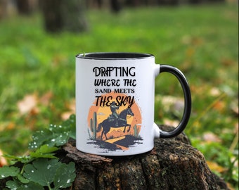 Taza Drifting Where The Sand Meets The Sky, taza única con arte vaquero, taza de café con temática del oeste, regalo rústico para amantes del café
