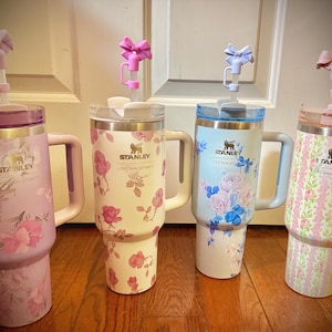 STANLEY love shack fancy 花柄 水筒　タンブラー The Pink Stanley X LoveShackFancy Collab Holiday Quencher