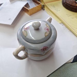 Sucrier vintage en porcelaine peint à la main de fleurs roses sans marque