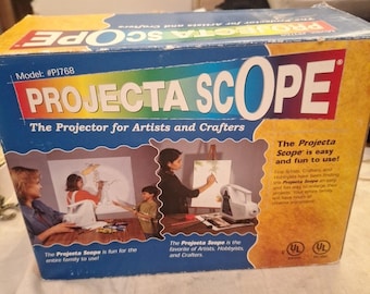 Proyector blanco Projecta Scope Modelo PJ768 para artistas y artesanos, ideal para decoración de paredes. Incluye caja.