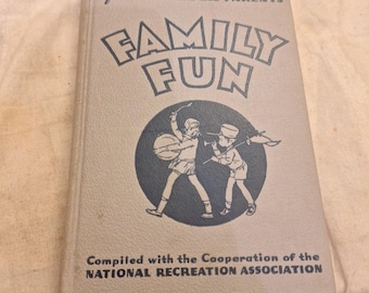 Juegos y buenos momentos para niños y padres. Libro antiguo de tapa dura de 1931, en buen estado.