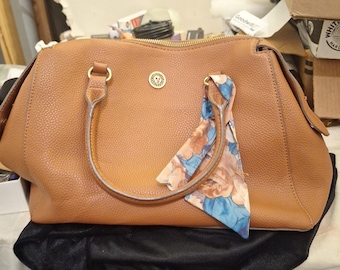 Bolso de mano Anne Klein con logotipo de león en piel marrón