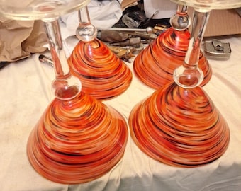 Juego de 4 vasos de arte soplados a mano de 7 1/2" x 6" para Martini y Margarita con remolino de naranja.