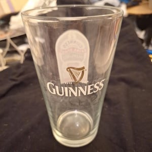 Vaso de cerveza Guinness Foreign Extra Stout de una pinta, Ihlers & Bell, Liverpool imagen 2