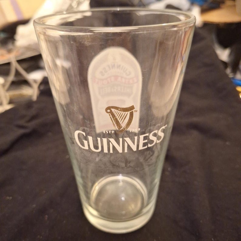 Vaso de cerveza Guinness Foreign Extra Stout de una pinta, Ihlers & Bell, Liverpool imagen 2