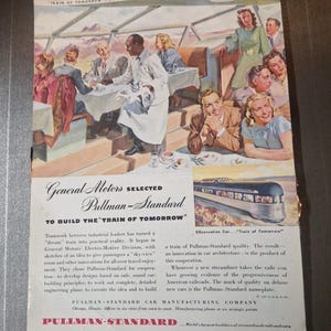 Può includere: Un annuncio vintage per il treno Pullman-Standard, con un'illustrazione in bianco e nero dell'interno di una carrozza ferroviaria con passeggeri seduti a tavoli. Il testo recita "General Motors ha scelto Pullman-Standard per costruire il treno del futuro".