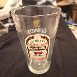 Vaso de cerveza Guinness Foreign Extra Stout de una pinta, Ihlers & Bell, Liverpool imagen 1