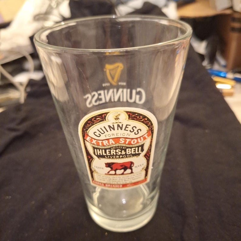 Vaso de cerveza Guinness Foreign Extra Stout de una pinta, Ihlers & Bell, Liverpool imagen 1