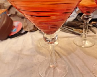 Juego de 2 vasos de arte soplados a mano de 4 x 7 1/2" x 6" para martini y margarita con remolino de naranja.