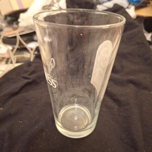 Vaso de cerveza Guinness Foreign Extra Stout de una pinta, Ihlers & Bell, Liverpool imagen 3