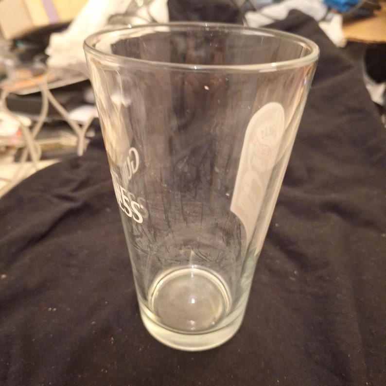 Vaso de cerveza Guinness Foreign Extra Stout de una pinta, Ihlers & Bell, Liverpool imagen 3