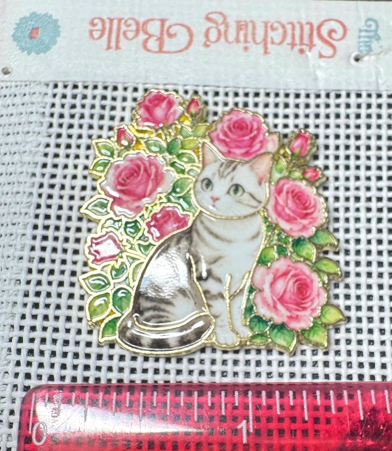 Porta-aghi magnetico - Gatto tra i fiori - Gatto tigrato con rose rosa ...