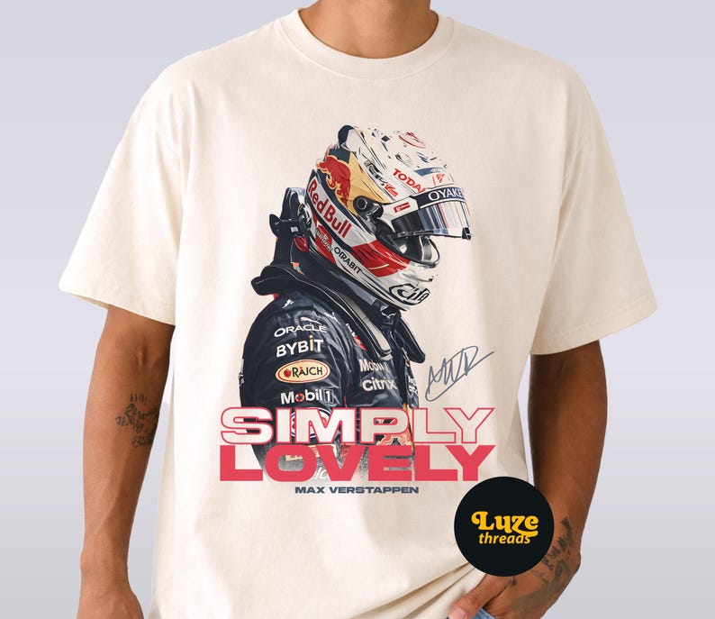 Puede incluir: Camiseta color crema con un gr&aacute;fico de un piloto de F&oacute;rmula 1 con un casco Red Bull. El dise&ntilde;o incluye el texto "SIMPLY LOVELY" en rosa y rojo, y "MAX VERSTAPPEN". Tambi&eacute;n es visible una firma. La camiseta es de "Luze threads".