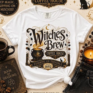 Camiseta Comfort Colors Witches Brew Coffee House con diseño de caldero y luna estilo vintage para Halloween.