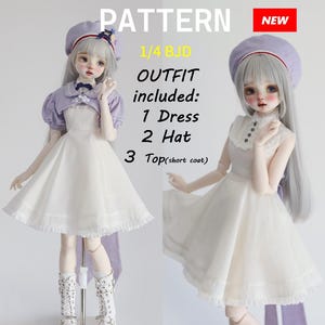 Puede incluir: Dos muñecas vestidas con un vestido blanco, una boina lavanda y un abrigo corto a juego. El texto de la imagen dice "PATTERN", "NEW", "1/4 BJD" y "OUTFIT included: 1 Dress, 2 Hat, 3 Top (short coat)". Las muñecas llevan botas blancas.
