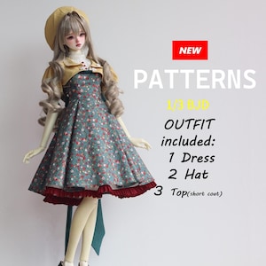 Könnte beinhalten: Eine 1/3 BJD-Puppe trägt ein blaugrünes Blumenkleid mit dunkelrotem Rüschensaum, ein gelbes Barett und einen kurzen gelben Mantel. Der Text lautet: NEW PATTERNS 1/3 BJD OUTFIT included: 1 Dress 2 Hat 3 Top(short coat). Die Puppe trägt cremefarbene Leggings und schwarze Schuhe.
