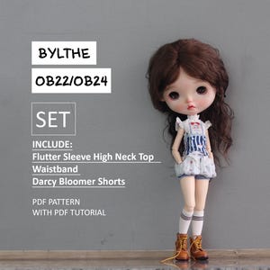 Puede incluir: Una mu&ntilde;eca con un vestido de peto a rayas azules y blancas, un top blanco con volantes y botas marrones. La mu&ntilde;eca tiene el pelo casta&ntilde;o y los ojos azules. El texto "BYLTHE OB22/OB24 SET INCLUDE: Flutter Sleeve High Neck Top Waistband Darcy Bloomer Shorts PDF PATTERN WITH PDF TUTORIAL" est&aacute; impreso sobre un fondo gris.