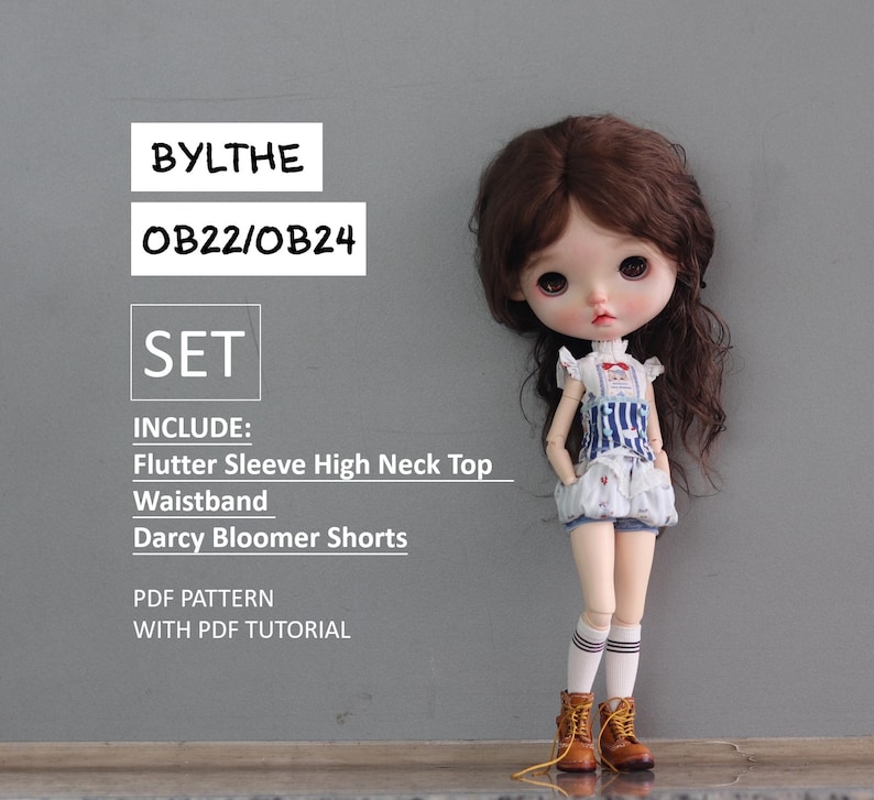 Puede incluir: Una mu&ntilde;eca con un vestido de peto a rayas azules y blancas, un top blanco con volantes y botas marrones. La mu&ntilde;eca tiene el pelo casta&ntilde;o y los ojos azules. El texto "BYLTHE OB22/OB24 SET INCLUDE: Flutter Sleeve High Neck Top Waistband Darcy Bloomer Shorts PDF PATTERN WITH PDF TUTORIAL" est&aacute; impreso sobre un fondo gris.
