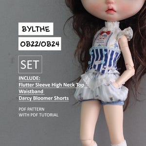 Puede incluir: Un conjunto de ropa de mu&ntilde;eca para una mu&ntilde;eca Blythe, que incluye una blusa de cuello alto a rayas azules y blancas con mangas de volantes, una faja blanca y pantalones cortos de bombacho a rayas azules y blancas. El conjunto incluye un patr&oacute;n PDF y un tutorial.