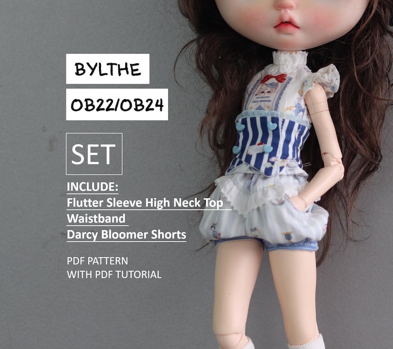 Puede incluir: Un conjunto de ropa de mu&ntilde;eca para una mu&ntilde;eca Blythe, que incluye una blusa de cuello alto a rayas azules y blancas con mangas de volantes, una faja blanca y pantalones cortos de bombacho a rayas azules y blancas. El conjunto incluye un patr&oacute;n PDF y un tutorial.