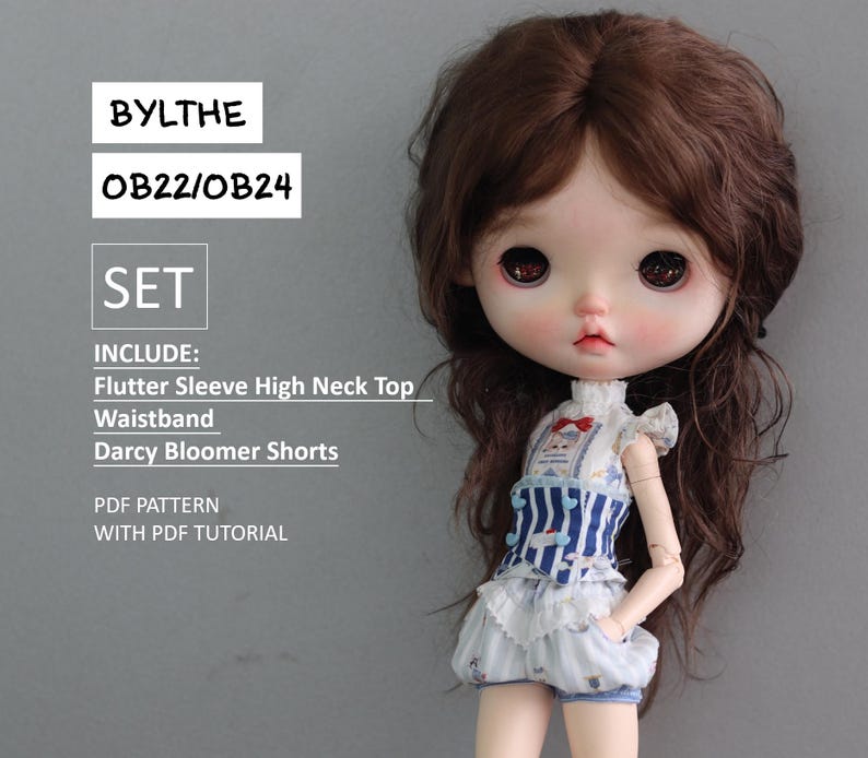 Puede incluir: Una mu&ntilde;eca con un top a rayas azules y blancas con un cuello blanco con volantes y bombachos blancos. La mu&ntilde;eca tiene el pelo casta&ntilde;o y los ojos azules. El texto "BYLTHE OB22/OB24 SET INCLUDE: Flutter Sleeve High Neck Top Waistband Darcy Bloomer Shorts PDF PATTERN WITH PDF TUTORIAL" est&aacute; impreso sobre un fondo gris.