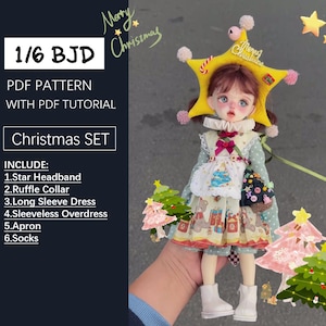 Puede incluir: Una muñeca BJD 1/6 con diadema de estrella amarilla con pompones, cuello de volantes blanco, vestido verde de manga larga, sobrevestido sin mangas, delantal con estampado de osos y regalos, y botas blancas. Texto: 1/6 BJD PDF PATTERN WITH PDF TUTORIAL Christmas SET.