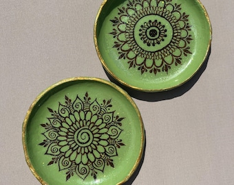 Plato para joyas hecho a mano con diseño de henna