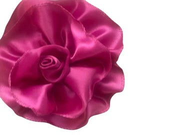 Horquilla con roseta de cinta magenta: accesorio floral hecho a mano