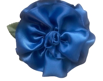 Horquilla con roseta de cinta azul real: accesorio floral hecho a mano