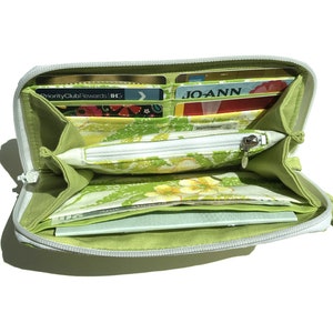 Cartera con cremallera en amarillo brillante con bambú verde y flores de cerezo - Cartera de muñeca - Cartera de mano - Funda para iPhone, funda para teléfono móvil con correa extraíble
