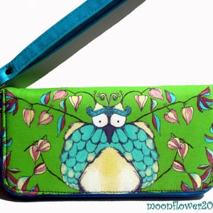 Cartera con cremallera, bolso de mano, funda para iPhone y teléfono móvil con correa extraíble, diseño de búho verde y azul agua sentado en una rama