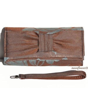 Cartera de noche, bolso de mano y cartera de mano de hibisco en azul acero y marrón, hecha a mano, con lazo, correa extraíble, funda para iPhone y varios teléfonos móviles