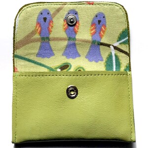 Tarjetero de cuero verde con pájaros cantando en una rama - Portadocumentos - Portatarjetas de crédito - Portatarjetas de regalo