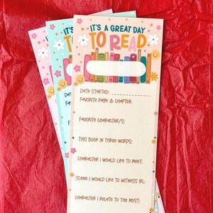 Puede incluir: Un conjunto de cuatro tarjetas de marcapáginas coloridas con un diseño caprichoso que presenta una pila de libros, flores y caras sonrientes. Las tarjetas tienen indicaciones para que los lectores registren sus pensamientos y sentimientos sobre el libro que están leyendo, incluida la fecha de inicio, la página y el capítulo favoritos, el personaje favorito y más.