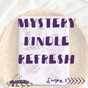 Puede incluir: Un dispositivo Kindle blanco con pegatinas coloridas, incluyendo diseños florales y de texto, se muestra en una cesta tejida. Las palabras "MYSTERY KINDLE REFRESH" están escritas en morado. La imagen también incluye el texto "Swipe !! >>>>>>".
