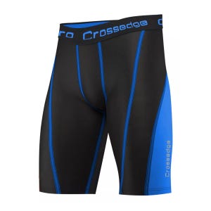 Peut inclure: Shorts de compression noirs avec des détails bleus et le texte "Crossedge" en bleu. Ils présentent une ceinture bleue et des panneaux latéraux bleus. Conçus pour le sport, ils offrent maintien et souplesse.
