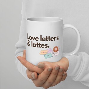 Cartas de amor e caneca branca brilhante com café com leite