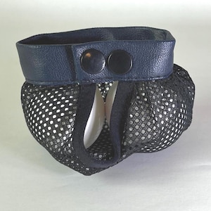 Könnte beinhalten: Ein schwarzer Golfballhalter aus Netzstoff mit einem blauen Lederdeckel und zwei Druckknöpfen.
