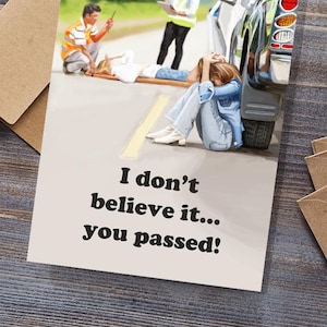 No lo puedo creer... ¡pasaste! Tarjeta de examen de manejo grosera para un amigo