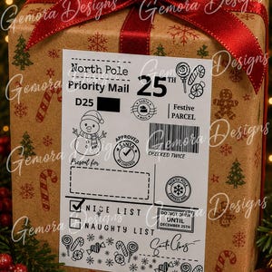 Peut inclure: Un coffret cadeau carré enveloppé dans du papier kraft à motifs de flocons rouges, orné d'un ruban en satin rouge. Une étiquette blanche est apposée, portant le texte North Pole Priority Mail, un bonhomme de neige et une signature.