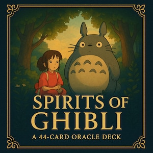 Op de afbeelding: Illustratie voor een 44-kaarten orakeldeck getiteld "Spirits of Ghibli". De afbeelding toont een groot, grijs, harig wezen met een witte buik en een jong meisje in een rode jurk. De achtergrond toont een boslandschap met bomen.