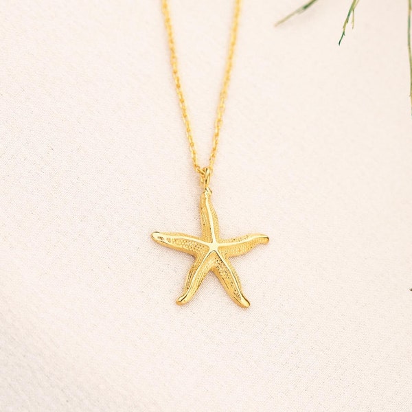 Delicado collar de estrella de mar dorada, colgante minimalista de estrella de mar, joyería de verano, collar con dije inspirado en el océano, regalo playero para ella.
