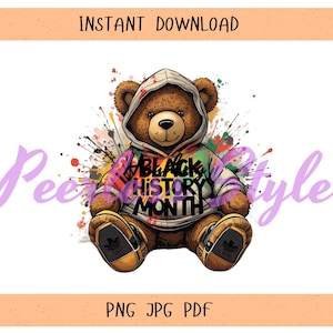 Op de afbeelding: Een bruine teddybeer met een hoodie met de tekst "BLACK HISTORY MONTH" in zwart, groen en geel. De beer zit met gekruiste benen en draagt sneakers. De achtergrond heeft kleurrijke verfspatten. De tekst "INSTANT DOWNLOAD" staat bovenaan.
