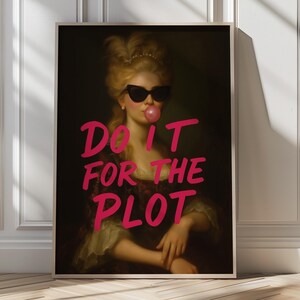 Op de afbeelding: Een vintage portret van een vrouw met een zonnebril die een bel blaast met de tekst "DO IT FOR THE PLOT" in roze.