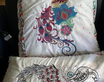Cojín bordado de pavo real: diseño en morado, rosa y verde – Cojín decorativo