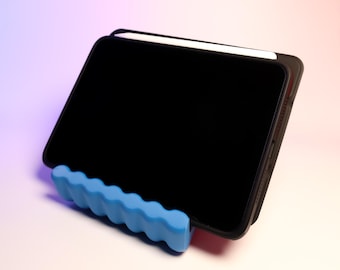 Wiggly 3D Printed Tablet Holder: Fun Wavy iPad & Kindle Stand