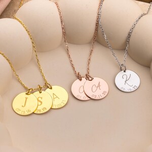Collar con inicial en forma de disco de oro de 14 quilates, collar personalizado con inicial y fecha, delicado colgante con letra en forma de disco, collar para abuela con iniciales y fecha